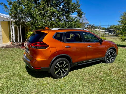 Used 2018 Nissan Rogue SL w/ Premium Package image 2