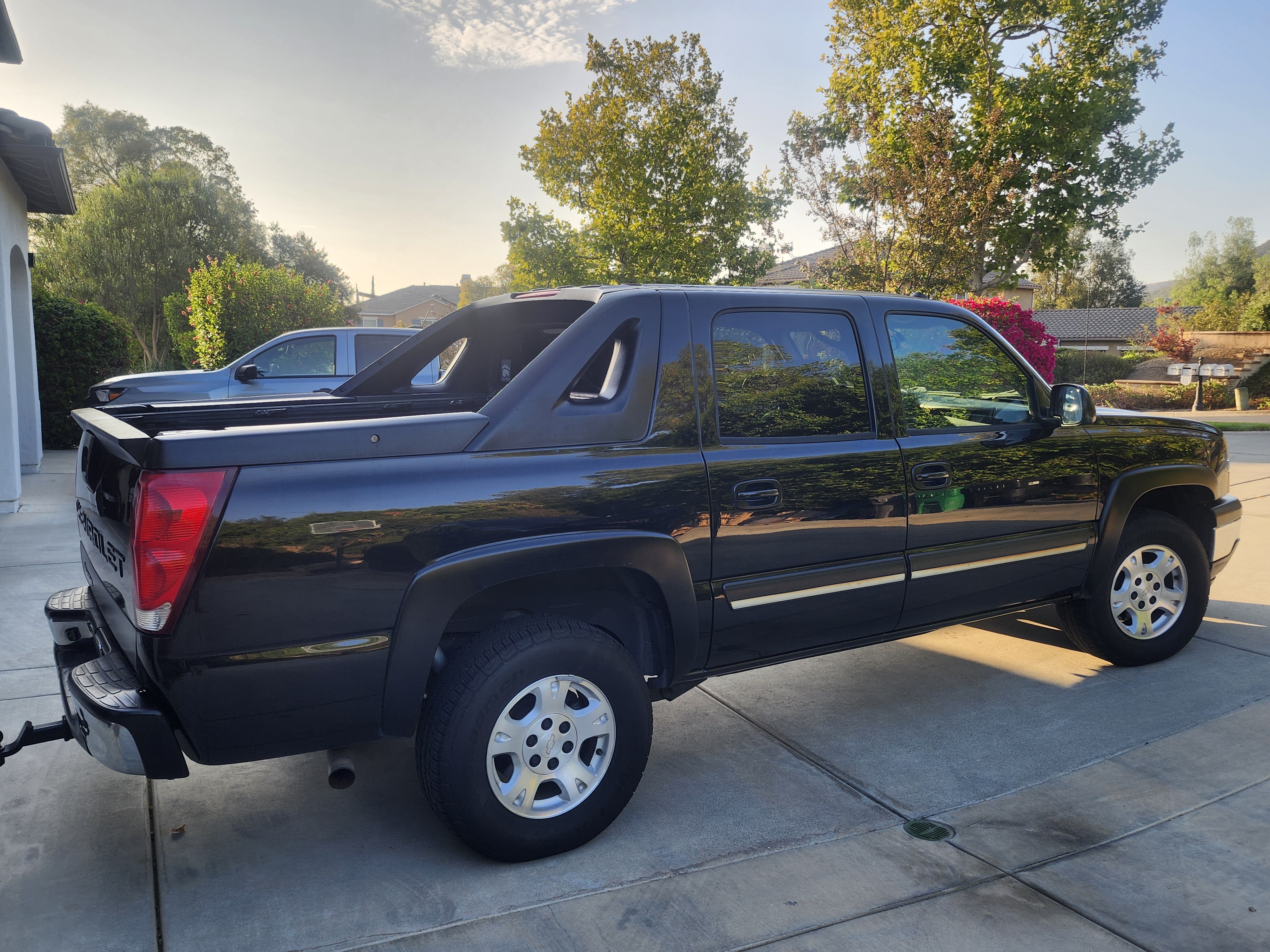 Used 2005 Chevrolet Avalanche Z71 w/ Sun And Sound Package AWD/4WD image 4