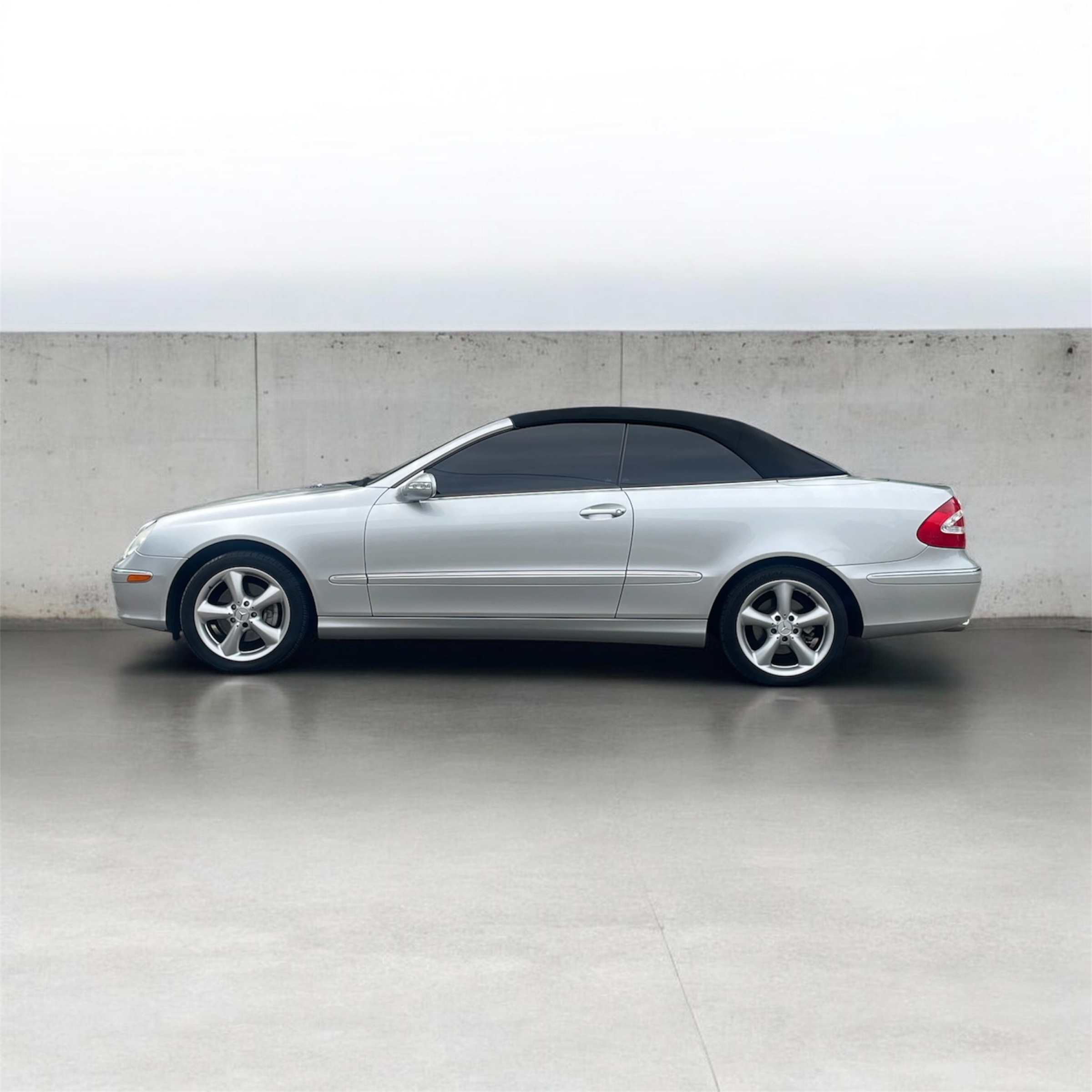 Used 2005 Mercedes-Benz CLK 320 Cabriolet image 2