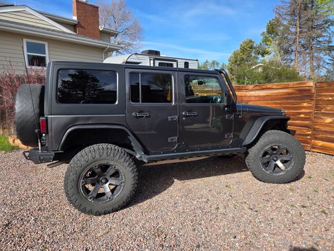 Used 2017 Jeep Wrangler Unlimited Rubicon w/ Connectivity Group image 2