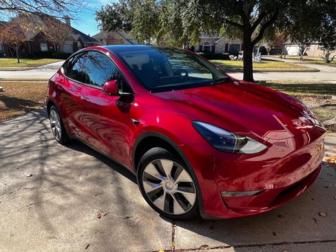 Used 2023 Tesla Model Y Long Range image 1
