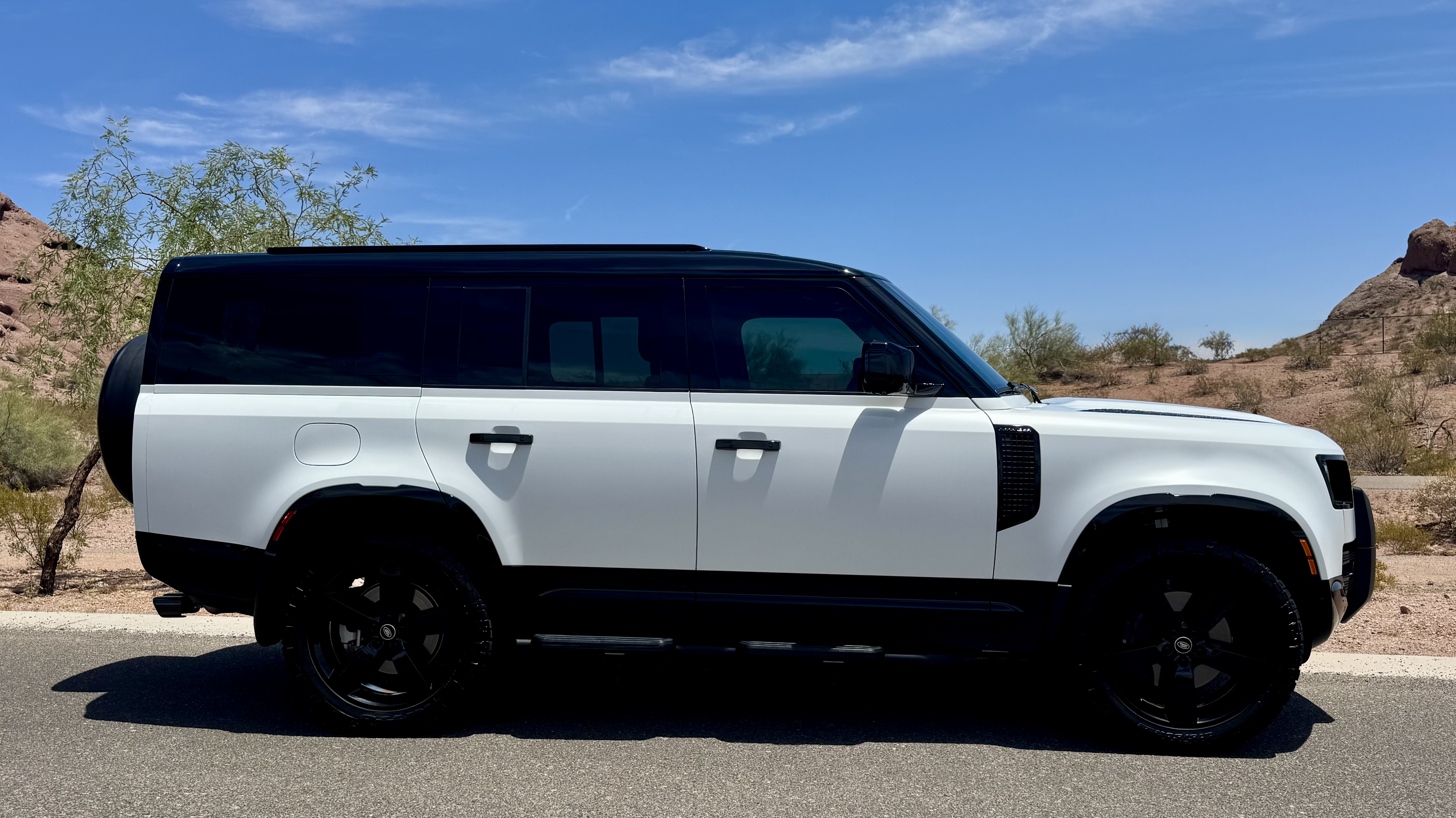 Used 2025 Land Rover Defender 130 X-Dynamic SE AWD/4WD image 1
