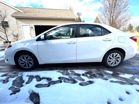 Used 2018 Toyota Corolla LE image 2