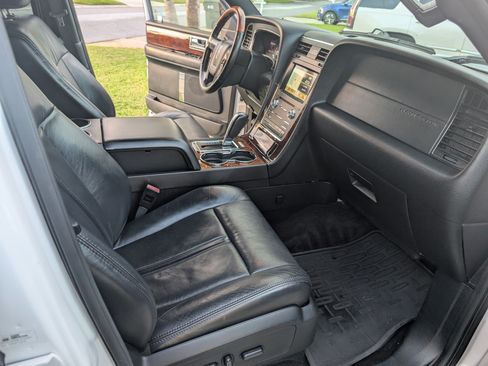 Used 2016 Lincoln Navigator Select image 11