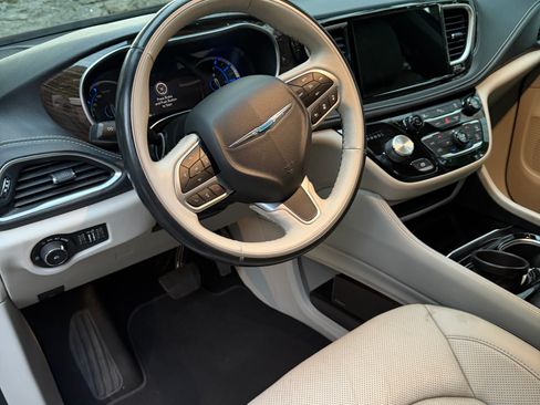 Used 2021 Chrysler Pacifica Limited FWD image 10