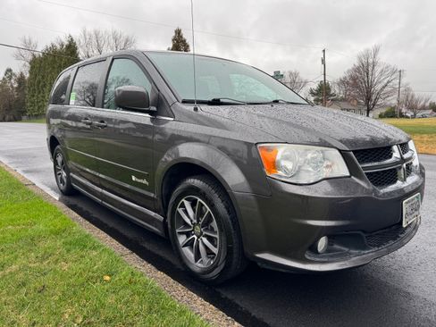 Used 2017 Dodge Grand Caravan SXT image 2