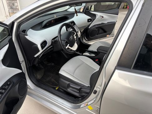 Used 2017 Toyota Prius Three Touring w/ Carpet Mat Package FWD image 9