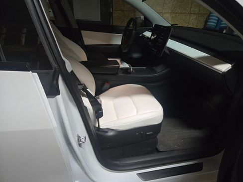 Used 2021 Tesla Model Y Long Range image 5