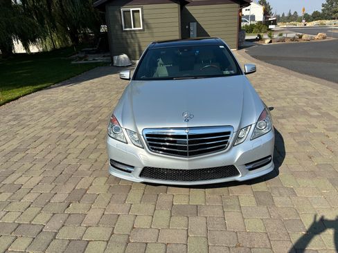 Used 2013 Mercedes-Benz E 550 4MATIC Sedan image 2