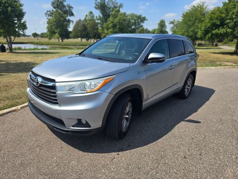Used 2014 Toyota Highlander XLE AWD/4WD image 2