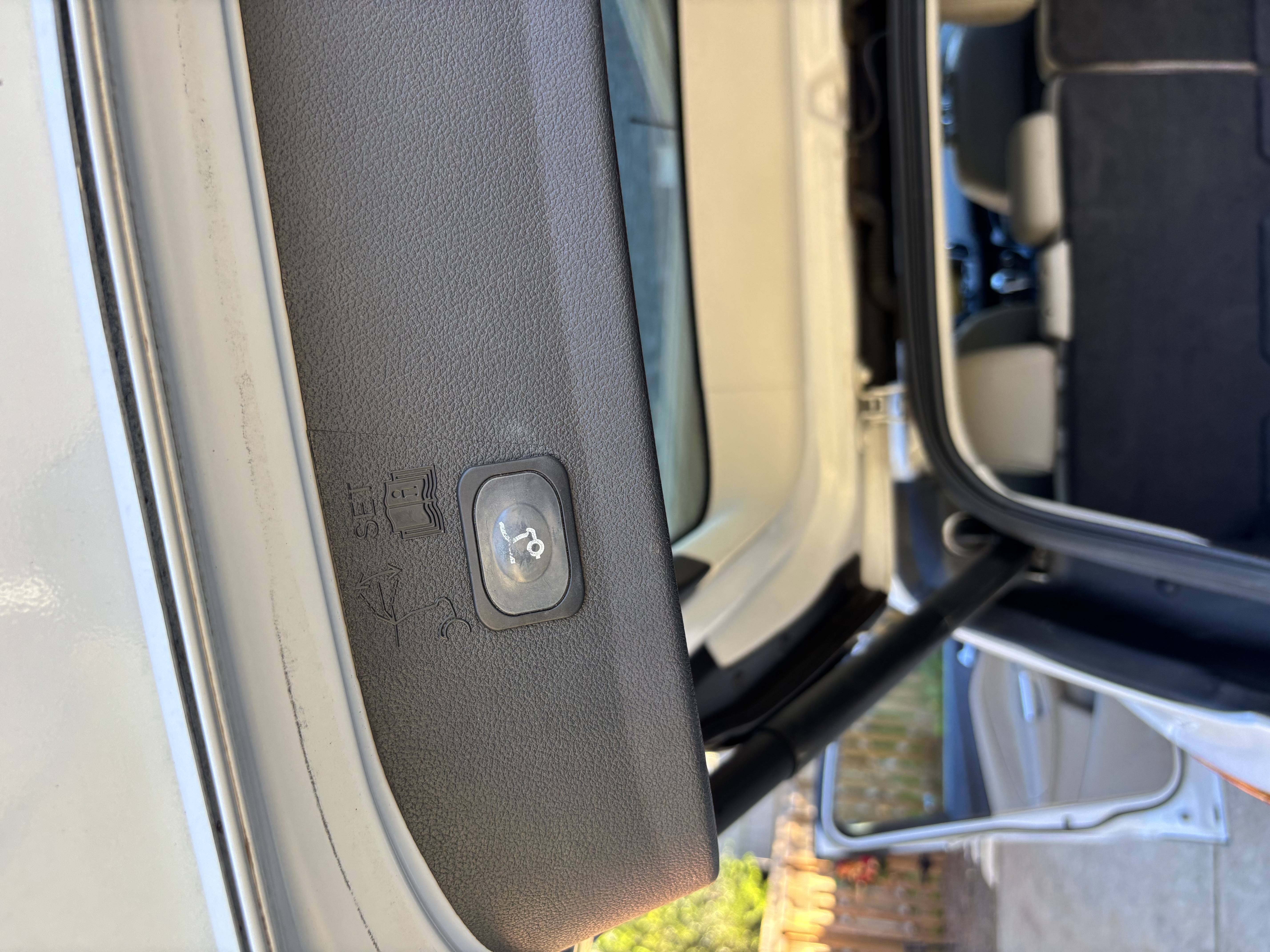 Used 2014 Ford Escape Titanium FWD image 17