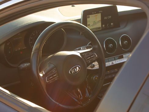 Used 2019 Kia Stinger Premium image 2