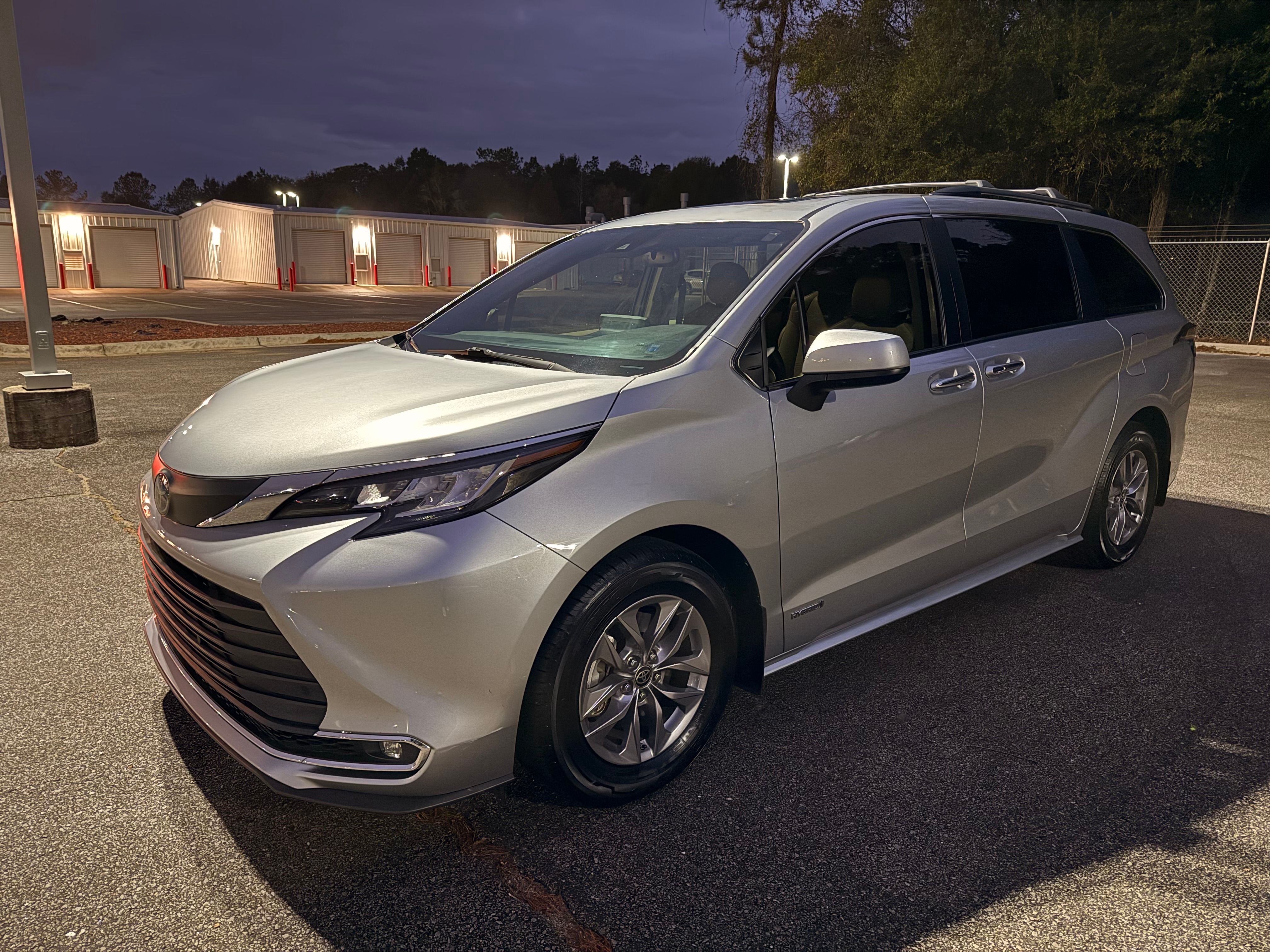 Used 2021 Toyota Sienna XLE w/ XLE Plus Package FWD image 19