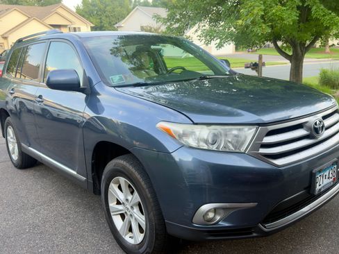 Used 2012 Toyota Highlander 4WD w/ Tech Pkg image 1