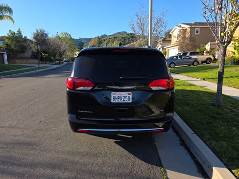 Used 2017 Chrysler Pacifica Limited w/ UConnect Theater Package image 2