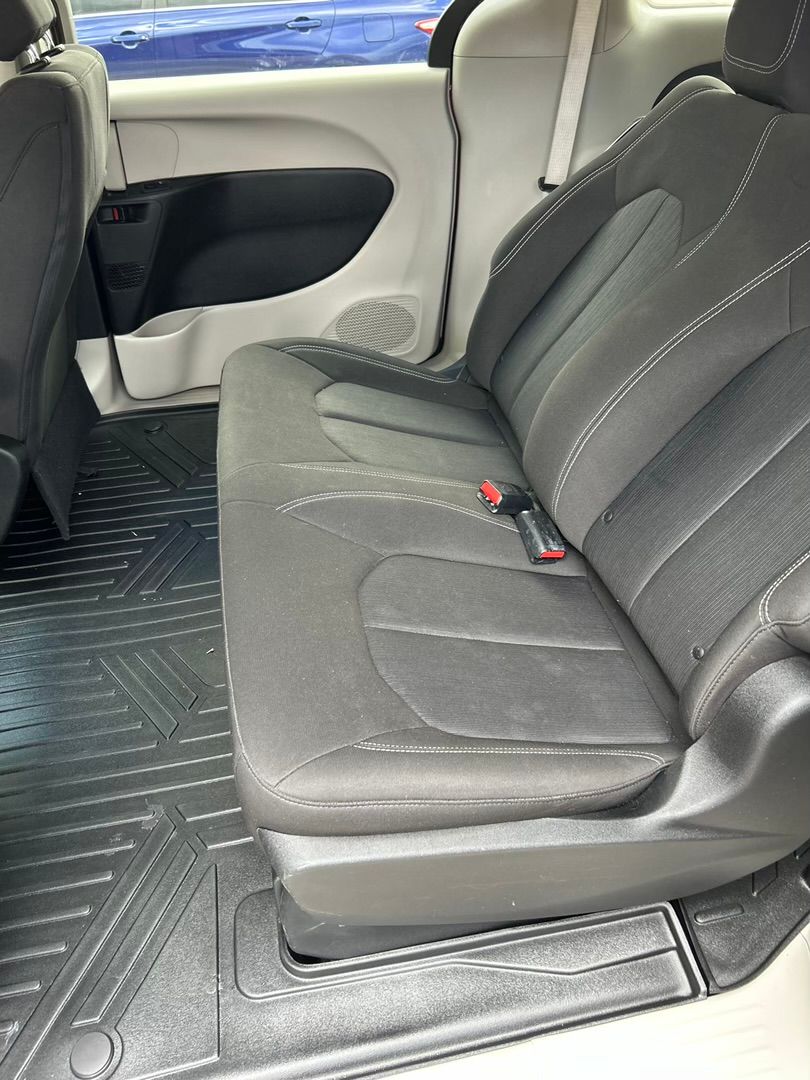Used 2020 Chrysler Voyager L FWD image 20