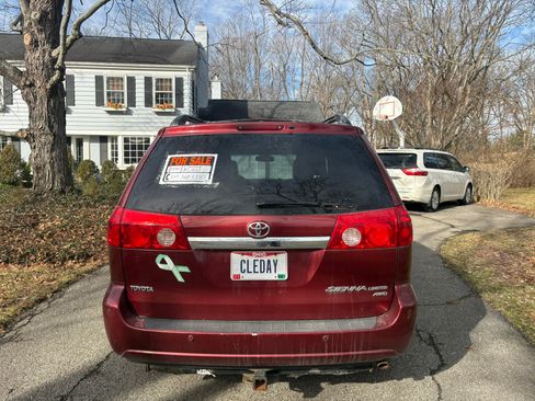 Used 2010 Toyota Sienna XLE Limited image 4