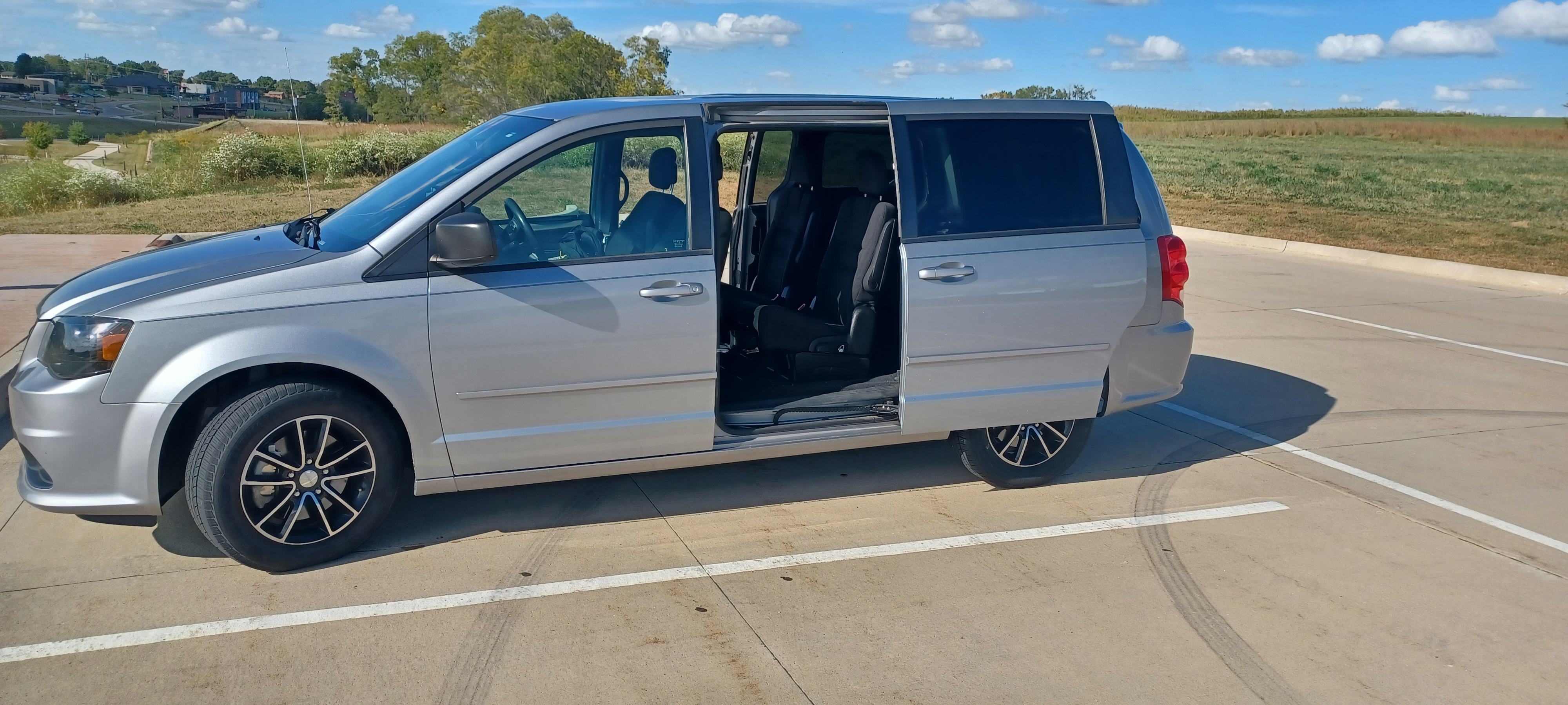 Used 2015 Dodge Grand Caravan SE w/ Quick Order Package 29E SE FWD image 10