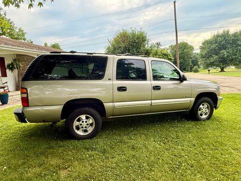 Used 2000 Chevrolet Suburban LS w/ LS Preferred Equipment Group AWD/4WD image 10