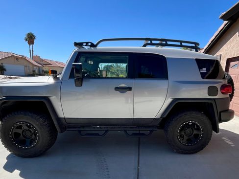 Used 2012 Toyota FJ Cruiser 4WD image 2