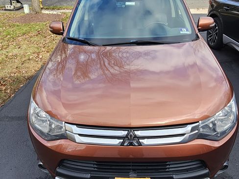Used 2015 Mitsubishi Outlander SE image 2