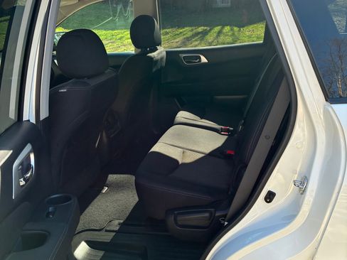 Used 2017 Nissan Pathfinder SV image 9