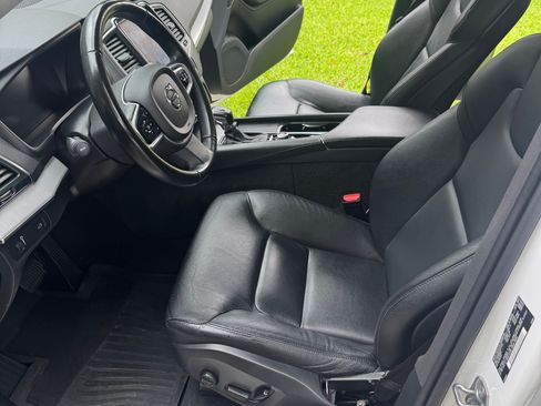 Used 2022 Volvo XC90 T5 Momentum FWD image 11