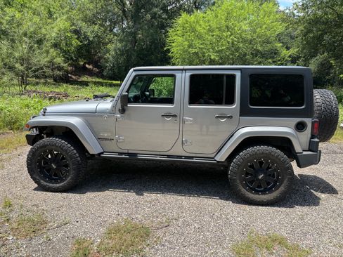 Used 2015 Jeep Wrangler Unlimited Sahara w/ Connectivity Group AWD/4WD image 9