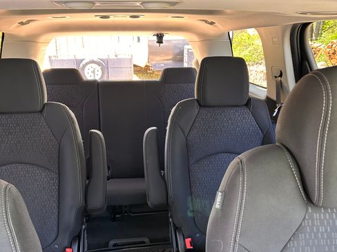 Used 2016 GMC Acadia SLE FWD image 16