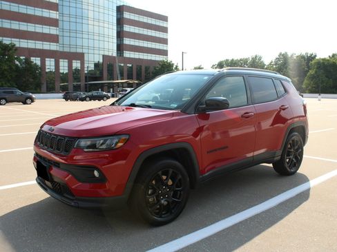 Used 2023 Jeep Compass Latitude w/ Convenience Group AWD/4WD image 1
