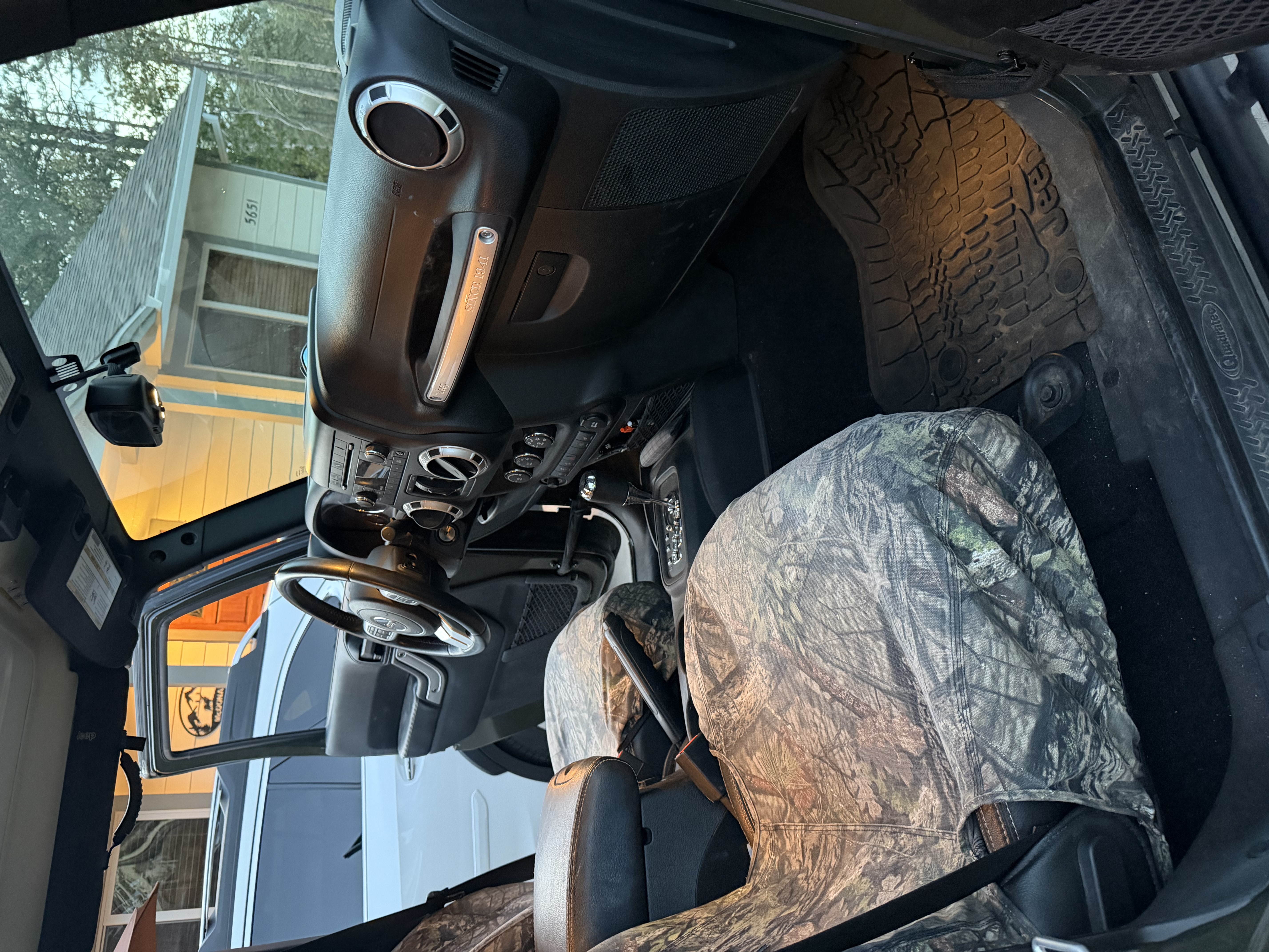 Used 2015 Jeep Wrangler Unlimited Rubicon AWD/4WD image 9