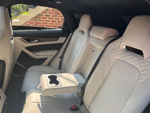 Used 2024 Jaguar F-PACE SVR image 19