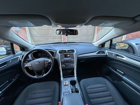 Used 2017 Ford Fusion SE image 5