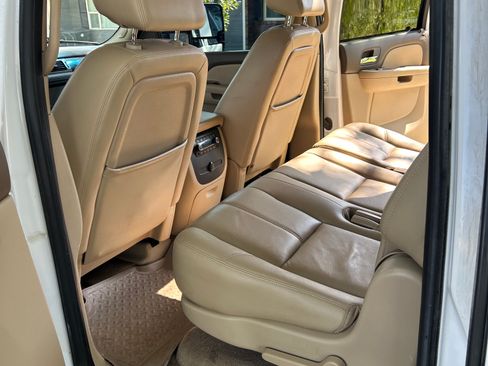 Used 2009 Chevrolet Suburban 2500 LT w/ Luxury Package AWD/4WD image 16