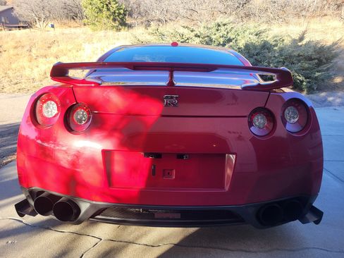 Used 2010 Nissan GT-R Premium image 2