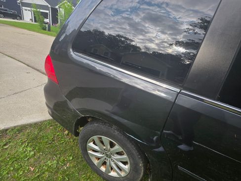 Used 2012 Volkswagen Routan SE image 14