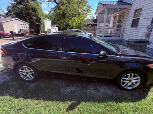 Used 2015 Ford Fusion SE FWD image 4