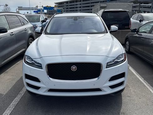 Used 2017 Jaguar F-PACE Prestige image 2