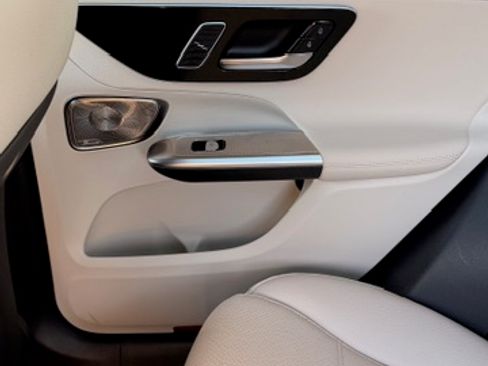 Used 2025 Mercedes-Benz GLC 300 4MATIC image 30