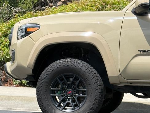 Used 2017 Toyota Tacoma TRD Sport RWD image 6