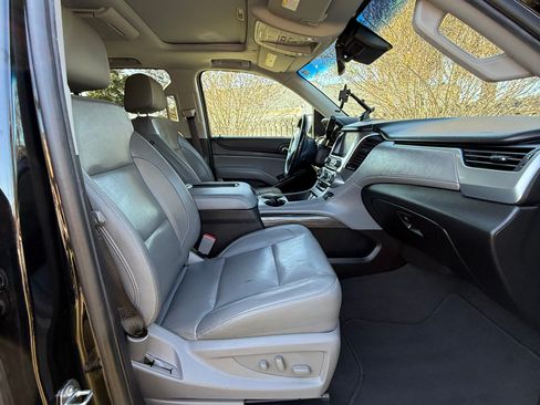 Used 2019 Chevrolet Suburban LT image 6