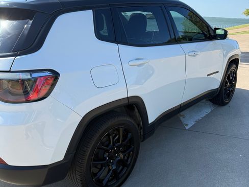 Used 2022 Jeep Compass Latitude w/ Sun and Sound Group FWD image 5