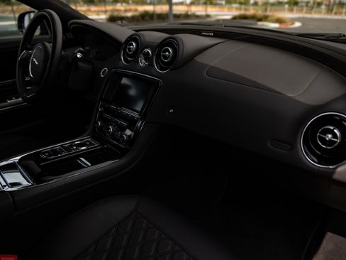 Used 2015 Jaguar XJ image 28