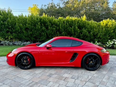 Used 2018 Porsche 718 Cayman GTS RWD image 15