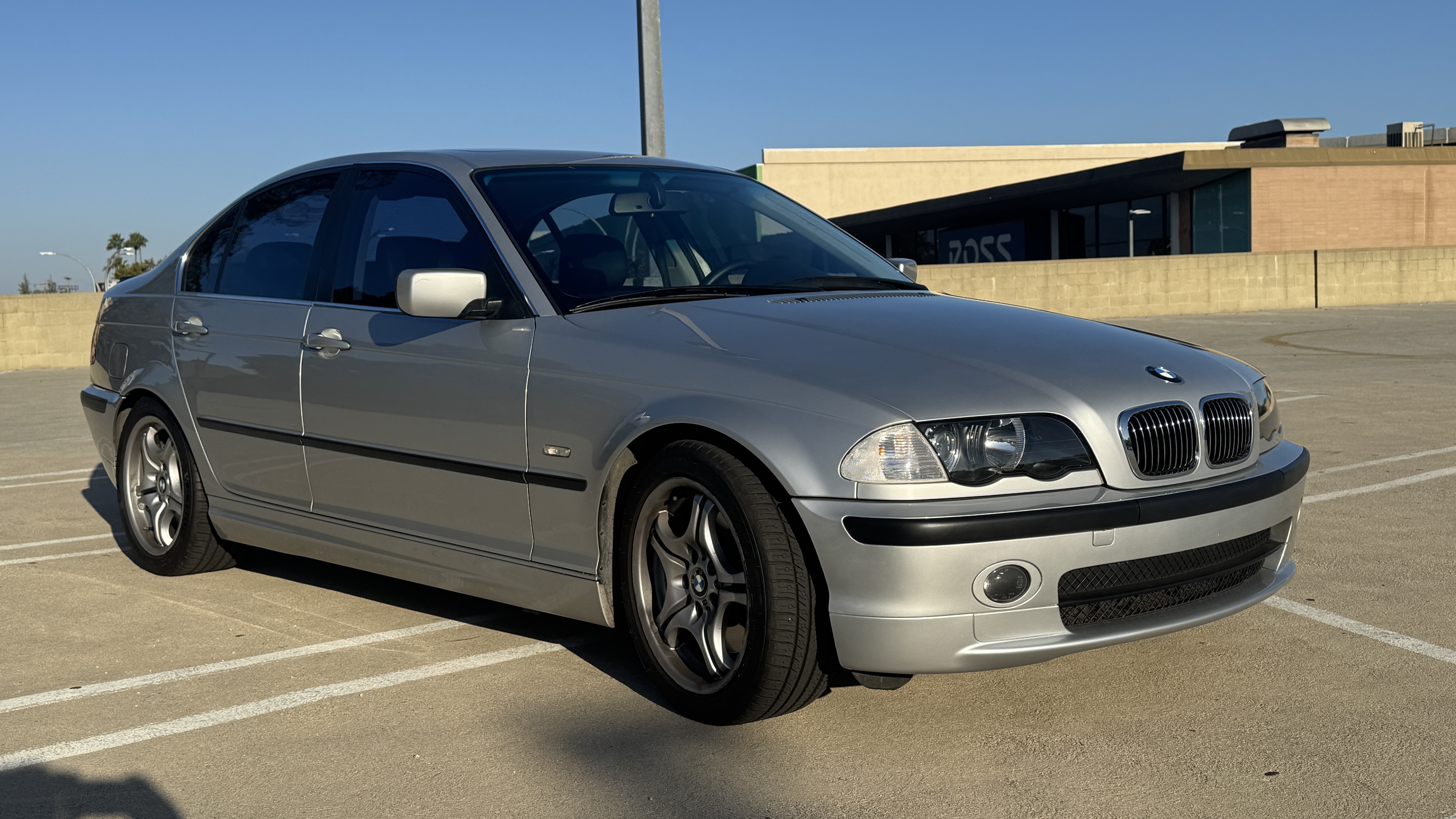 Used 2001 BMW 330i Sedan image 1