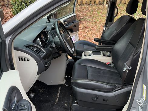 Used 2015 Chrysler Town & Country Touring image 10