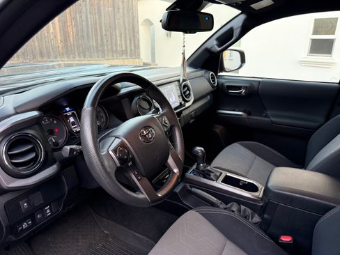 Used 2022 Toyota Tacoma TRD Sport w/ Technology Package image 10