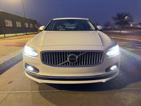 Used 2022 Volvo S90 B6 Inscription w/ Advanced Package image 2