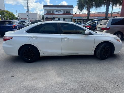 Used 2016 Toyota Camry LE image 9
