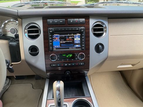 Used 2014 Ford Expedition XLT w/ Equipment Group 202A RWD image 23